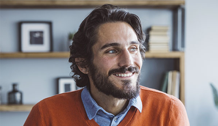 Jeune homme souriant (article sur la retraite entreprise)