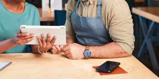un restaurateur discute avec une femme