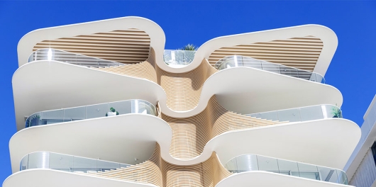 Immeuble d'habitation moderne avec balcons en forme de vagues