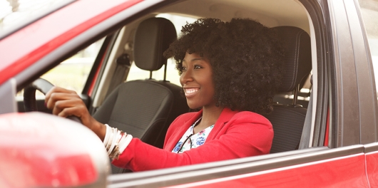 femme souriante au volant