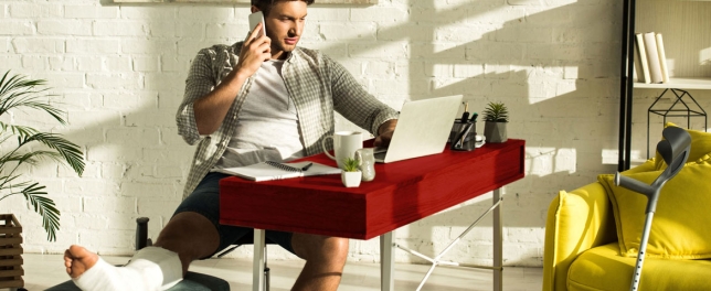Un homme en télétravail