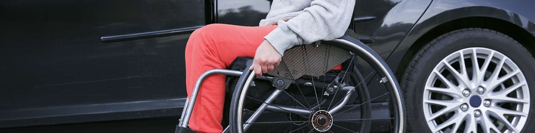 Un homme en fauteuil roulant