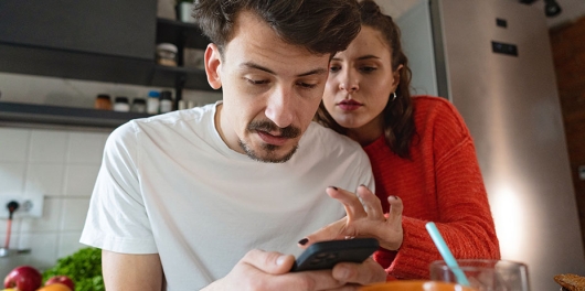 Couple lisant des avis clients sur leur smartphone