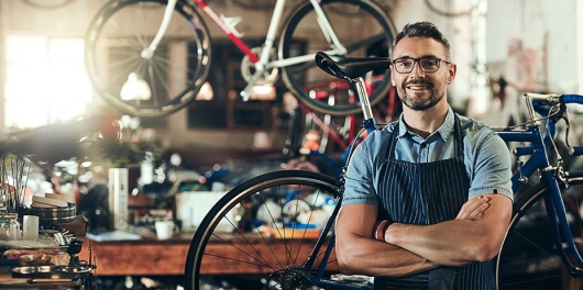 Réparateur de vélo dans son atelier