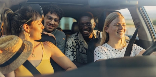 Des amis dans un véhicule
