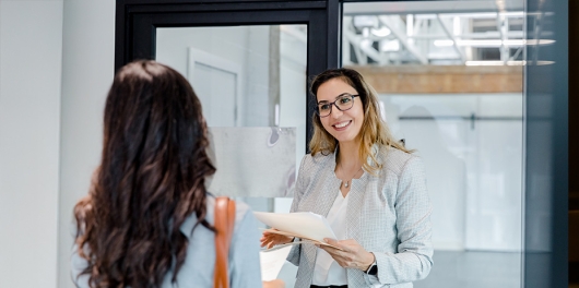 2 femmes en train d'échanger