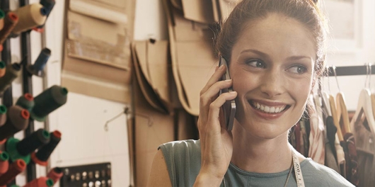 Artisan commerçante souriante au téléphone