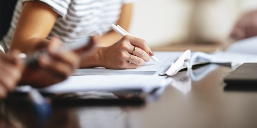 Une femme qui signe un contrat