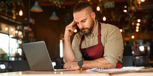 Un commerçant soucieux pour la gestion de son commerce