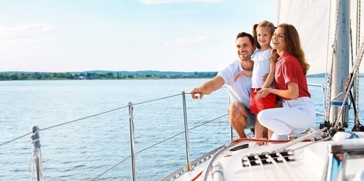 Couple avec enfant sur un bateau de plaisance