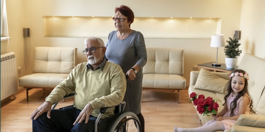 Homme âgé en fauteuil roulant dans un EHPAD