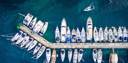 Bateaux vus de haut dans une marina