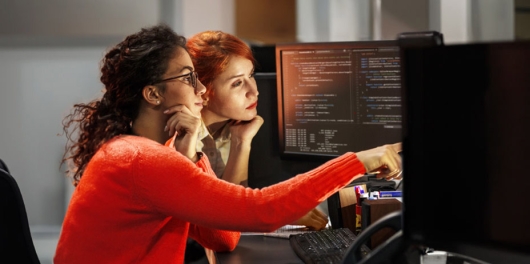2 femmes dans une équipe informatique de cybersécurité