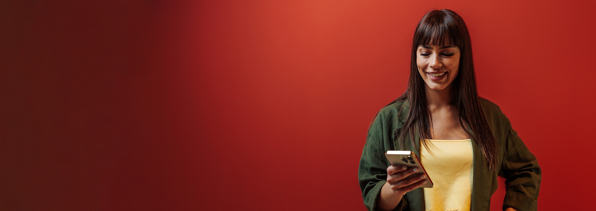 Femme souriante qui consulte son téléphone portable avis clients Generali