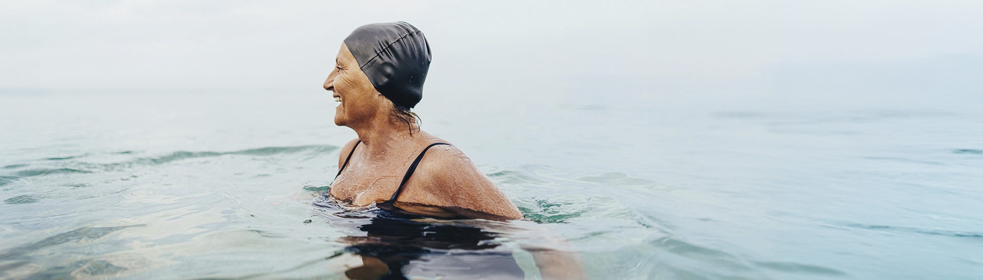 Baigneuse senior dans la mer