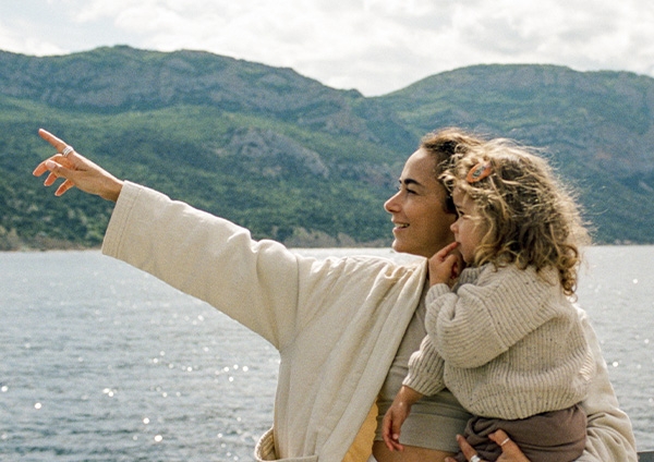 une mère et sa fille en vacances