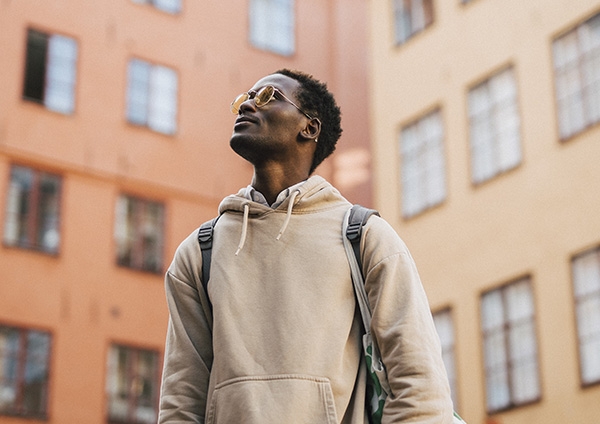 un homme en vacances à l'étranger
