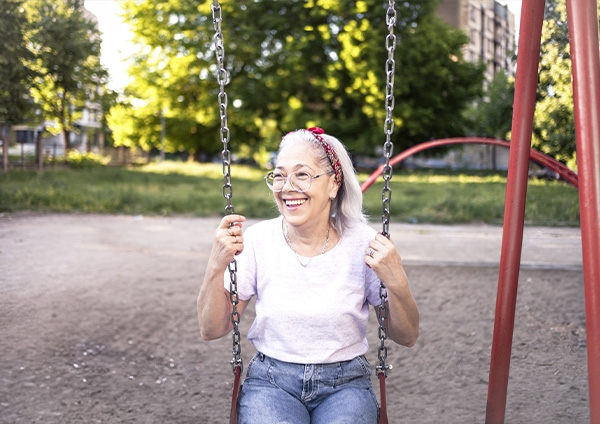 une femme qui fait de la balançoire