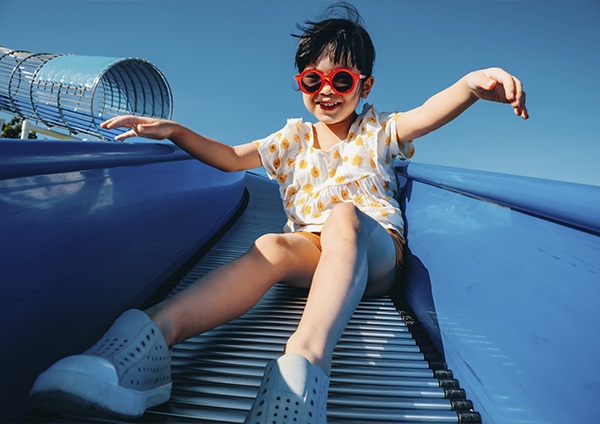 une jeune fille qui fait du tobogan