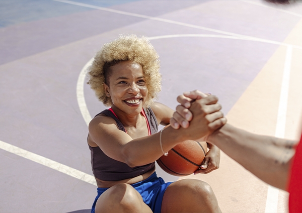 Une femme qui joue au basket