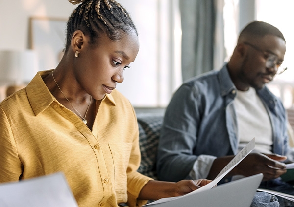 Une femme qui lit des documents
