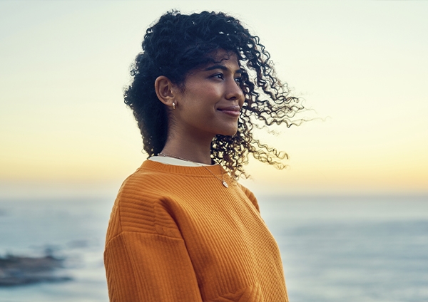 une femme qui regarde l'horizon