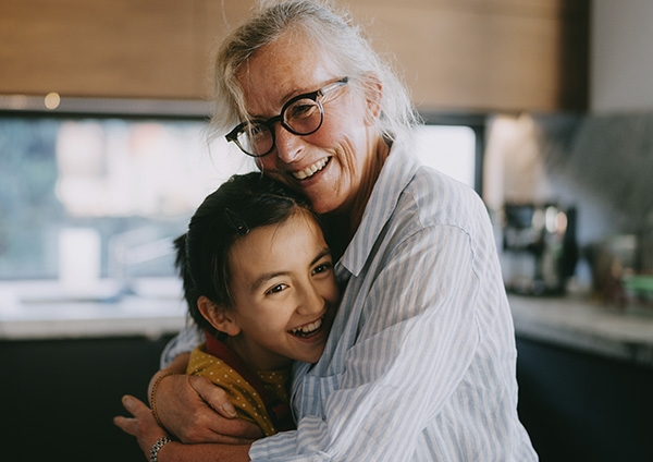 une grand-mère et sa petite fille qui s'enlacent