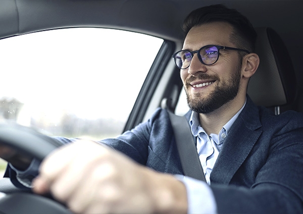 un homme dans sa voiture pro