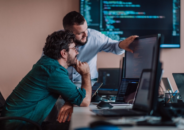deux collègues devant un ordinateur