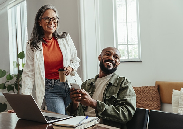 deux collègues sourient