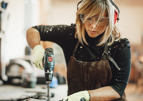 une femme dans un atelier en train de travailler