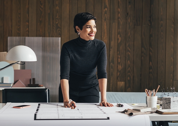 une femme a son bureau
