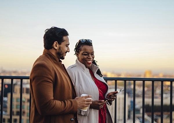deux personnes qui discutent en marchant