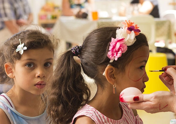 Petites filles en train de se faire grimer pour un spectacle