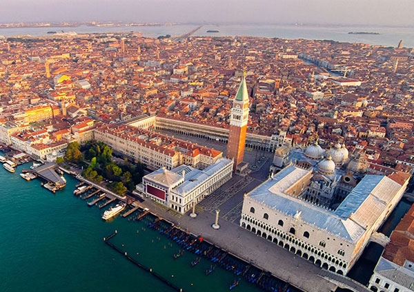 Vue de Venise avec la lagune et la place Saint-Marc au premier plan