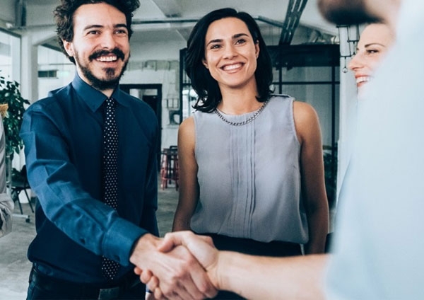 Agent Generali serrant la main de clients