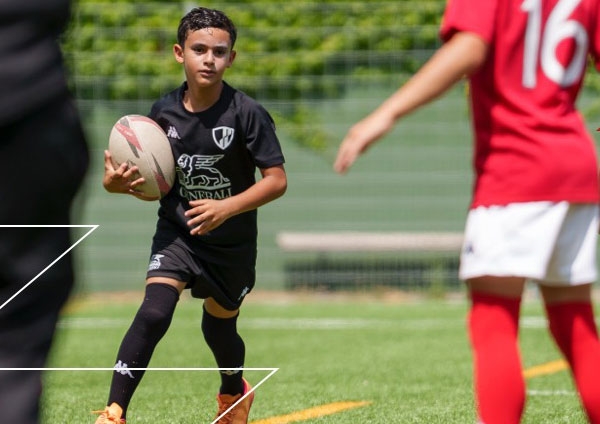 Jeune rugbyman portant un maillot griffé Generali
