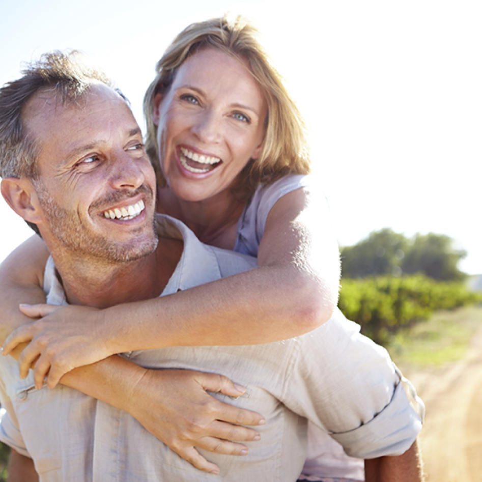 Couple_40ans_sourire_dynamique_962x575