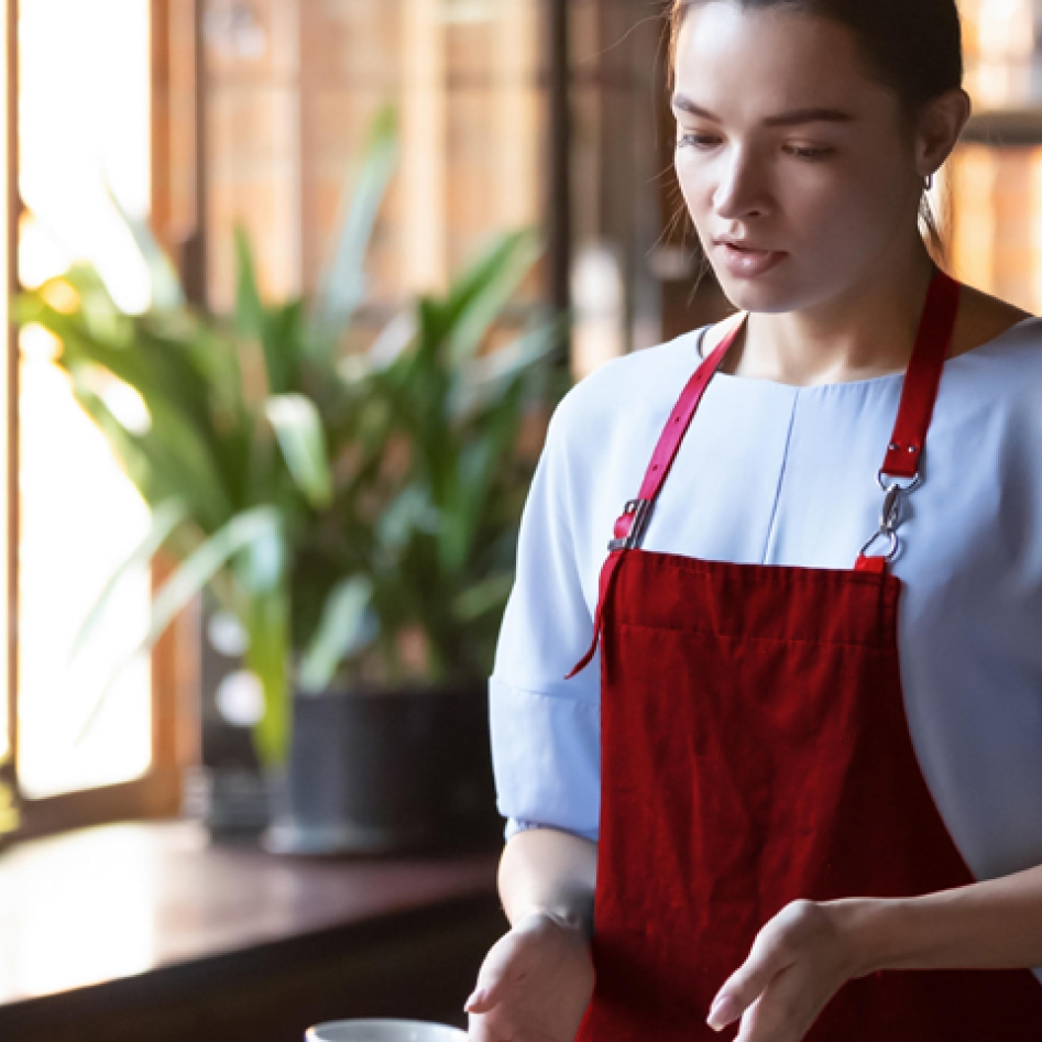 Une serveuse qui prend une commande