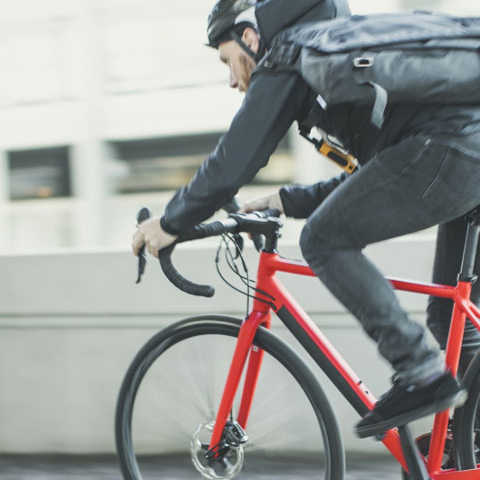 Un homme qui roule vite à vélo