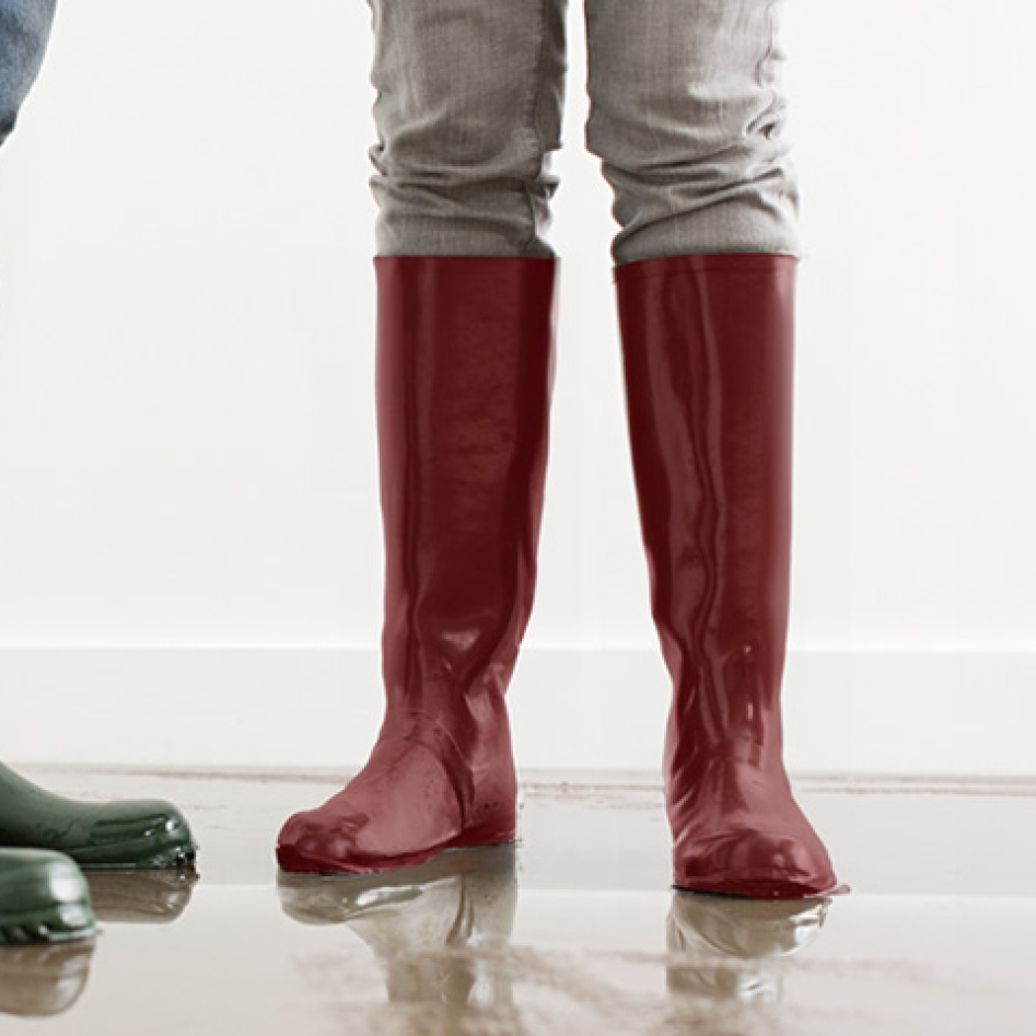 Deux personnes qui portent des bottes dans une pièce après un sinistre