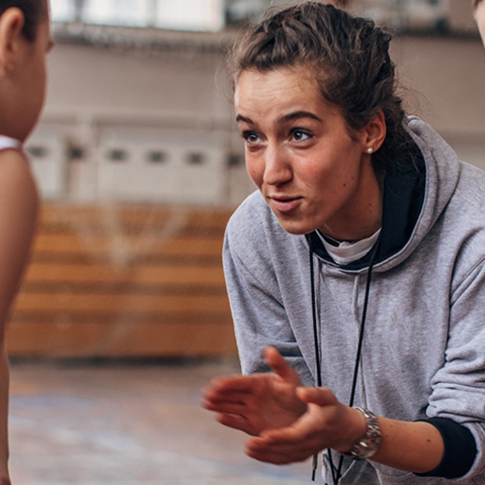 Une femme qui coach son équipe de basket 