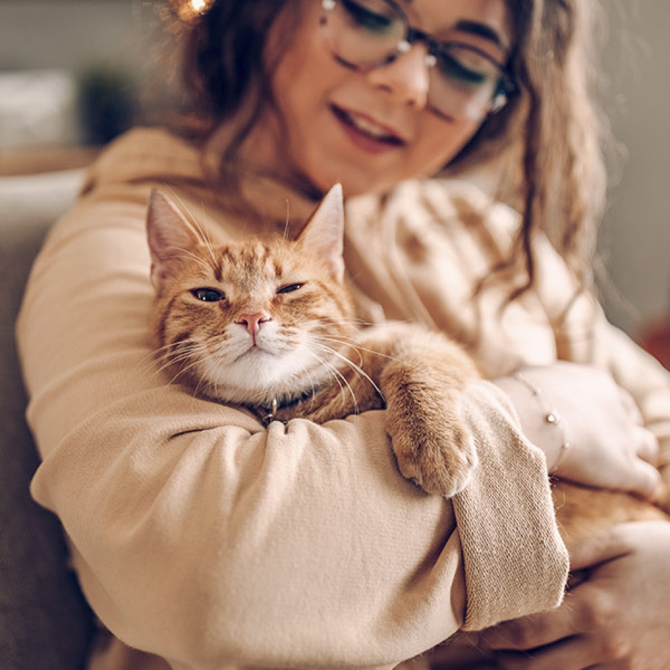 une fille et son chat dans les bras