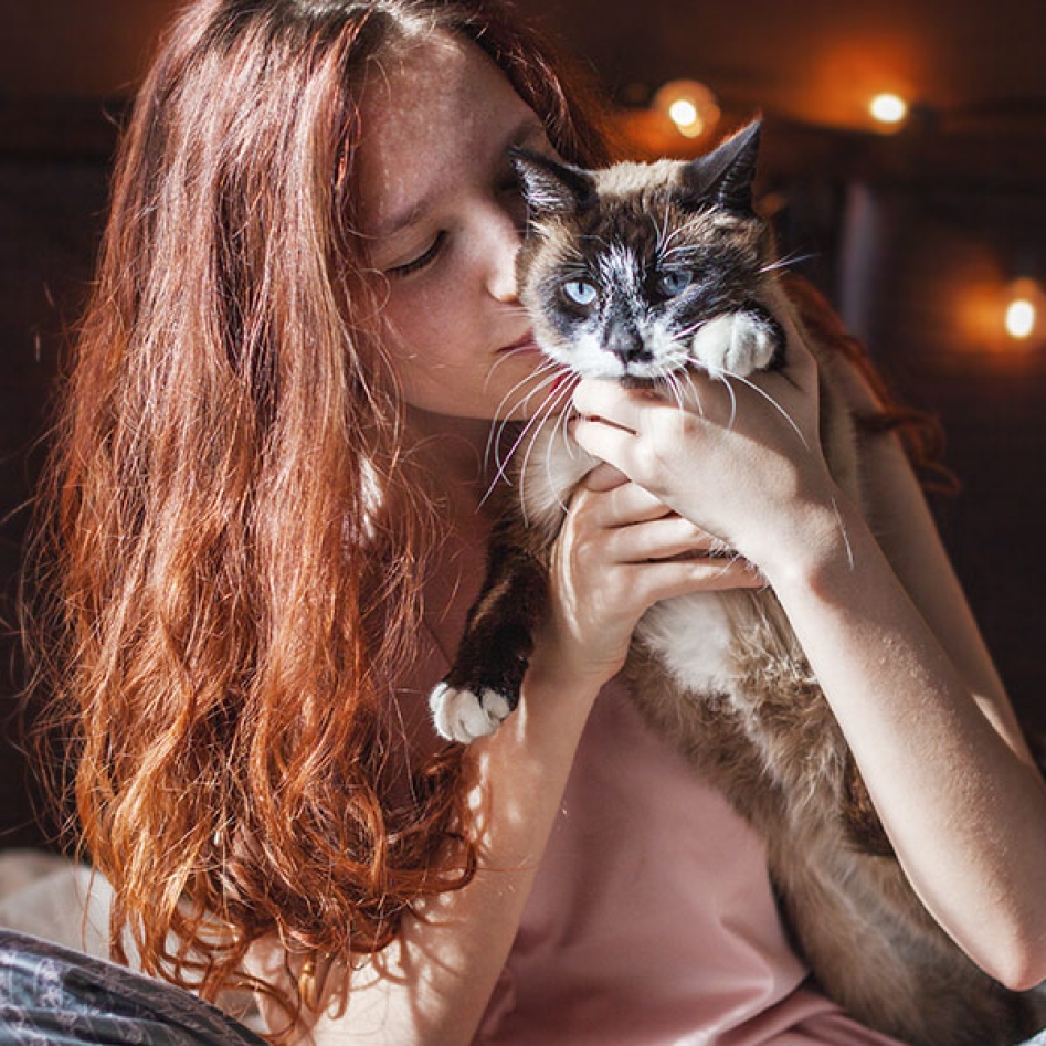 une jeune fille avec son chat