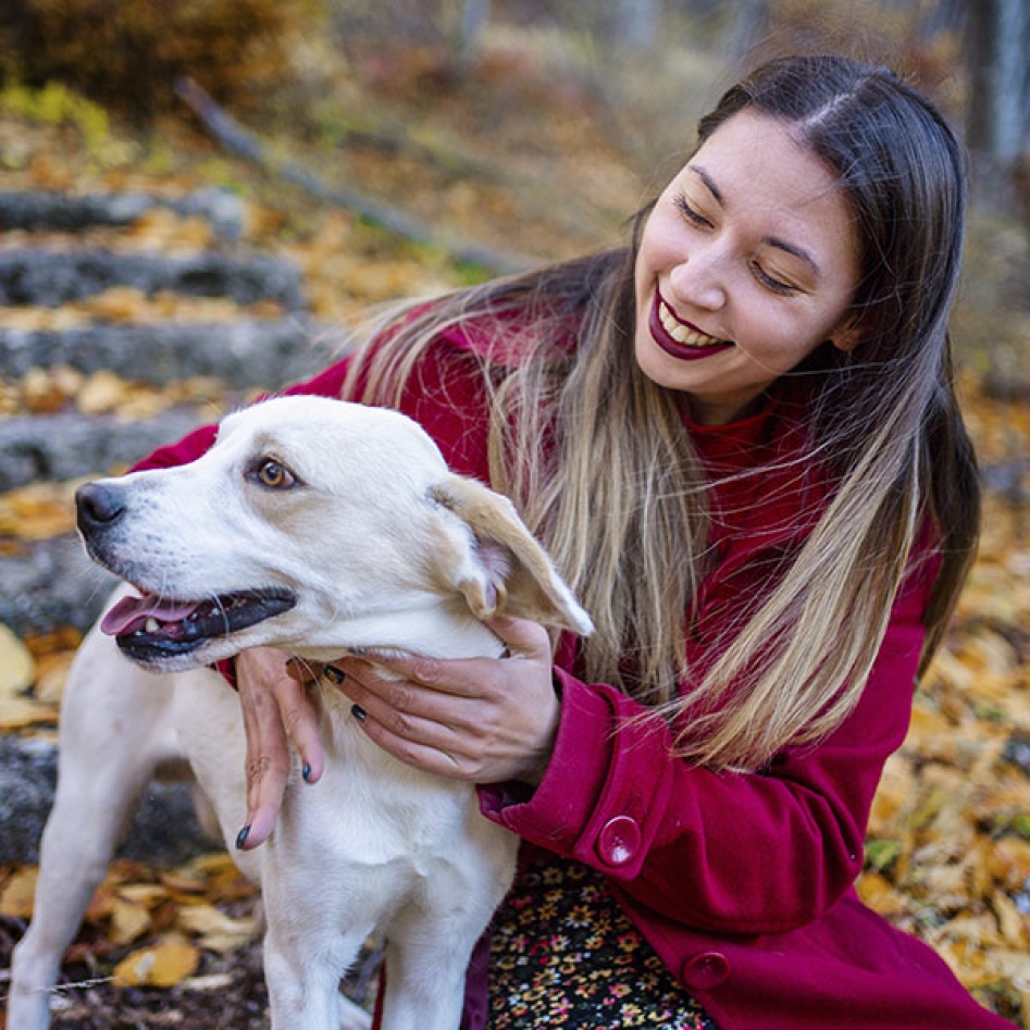 une femme dans une forêt avec son chien