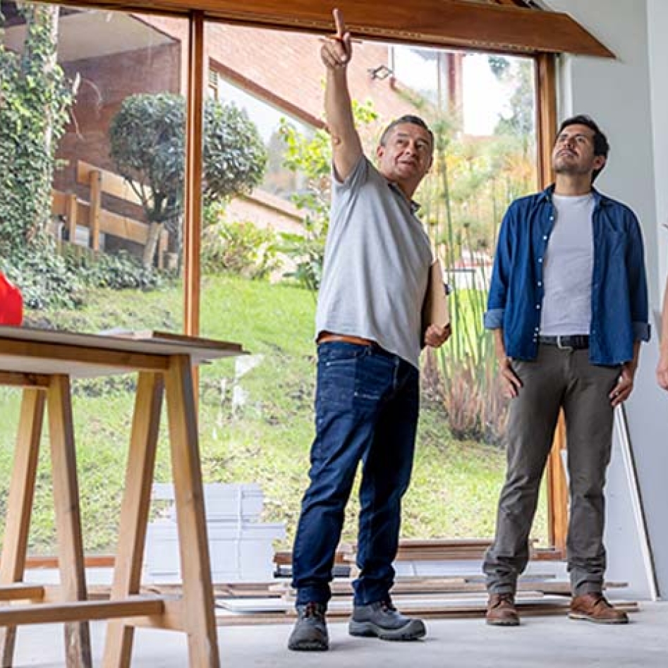 des gens dans une maison en travaux