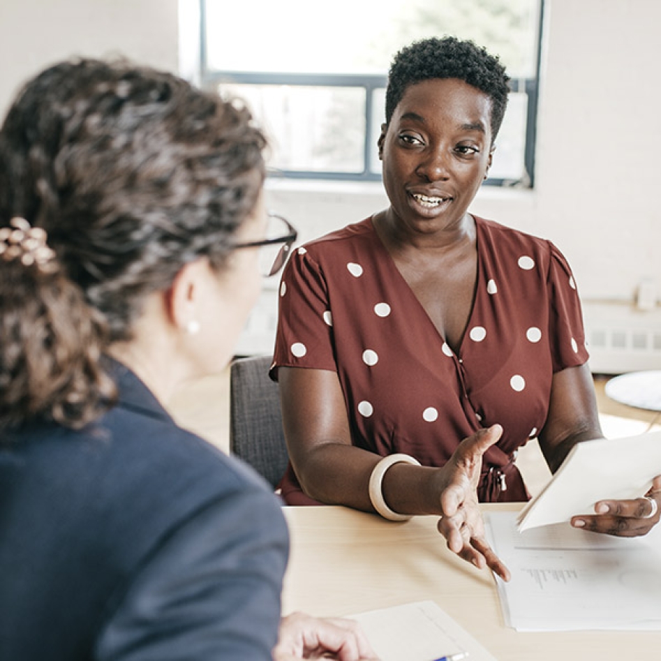 deux femmes qui discutent