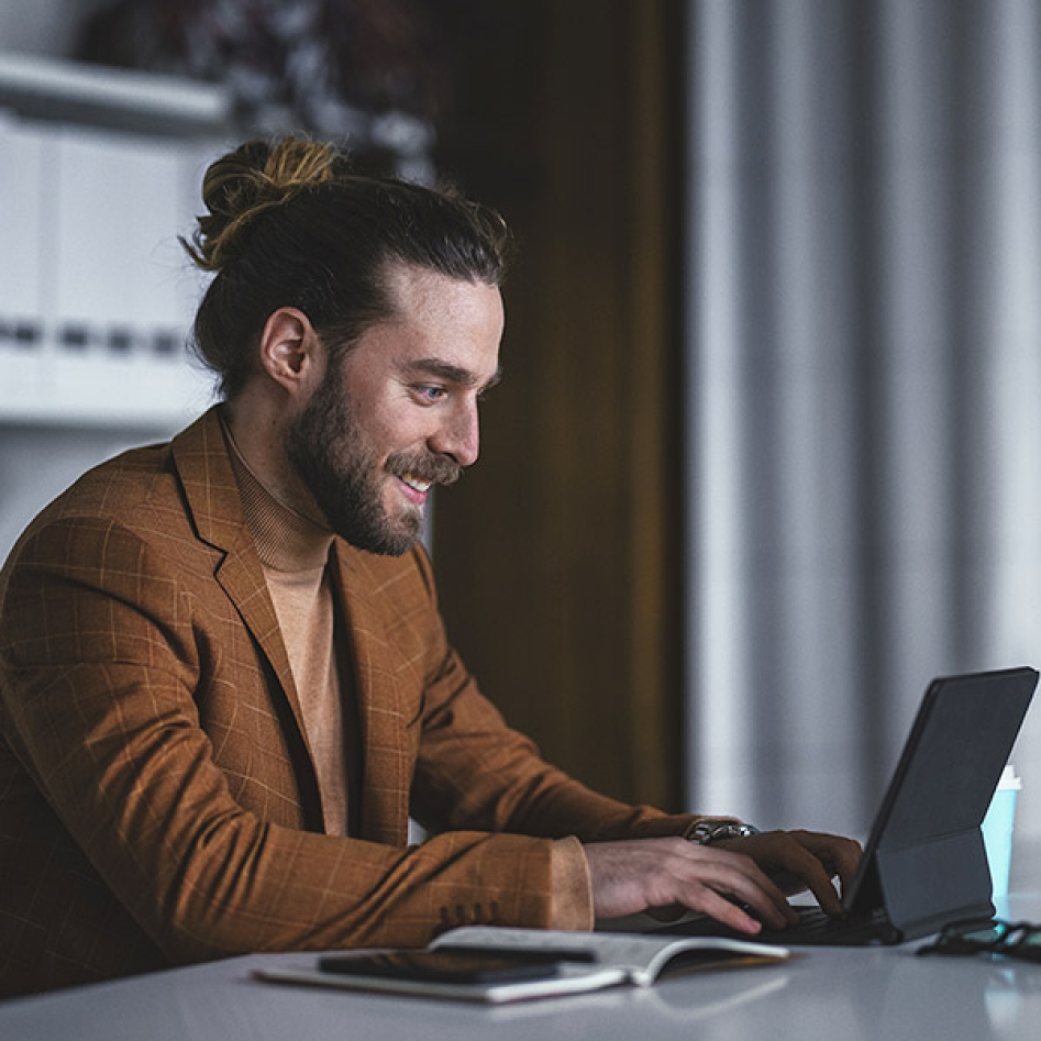 un homme devant son écran de tablette