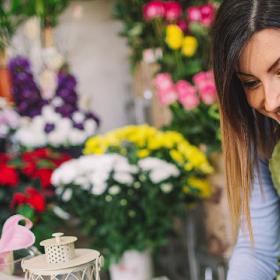 une fleuriste au téléphone