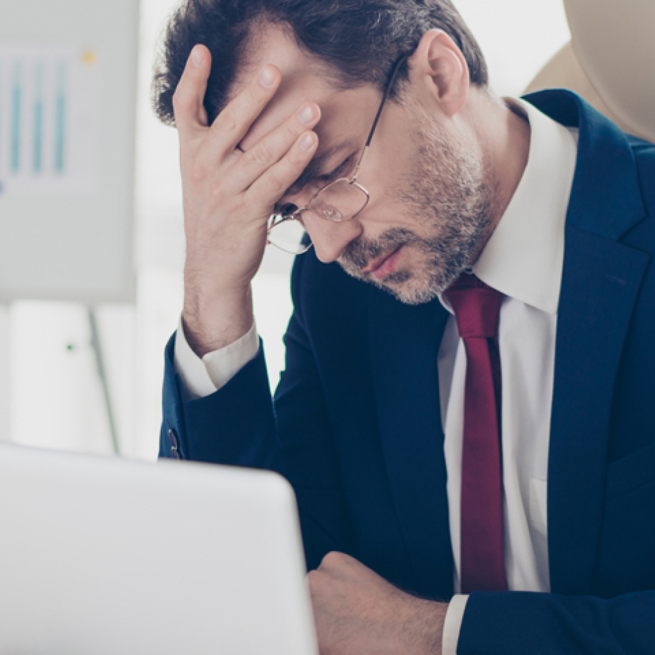 un employé qui semble stressé et dépassé par les événements